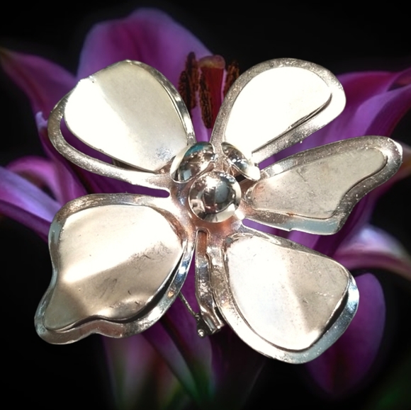 Vintage Mid Century Large Silver Tone Metal Flower Brooch Pin - Picture 2 of 12